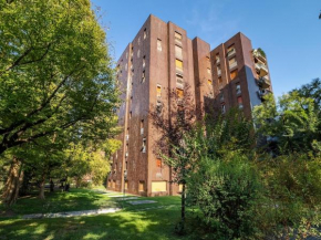 Cozy apartment in the green, close to Blue and Red Metro